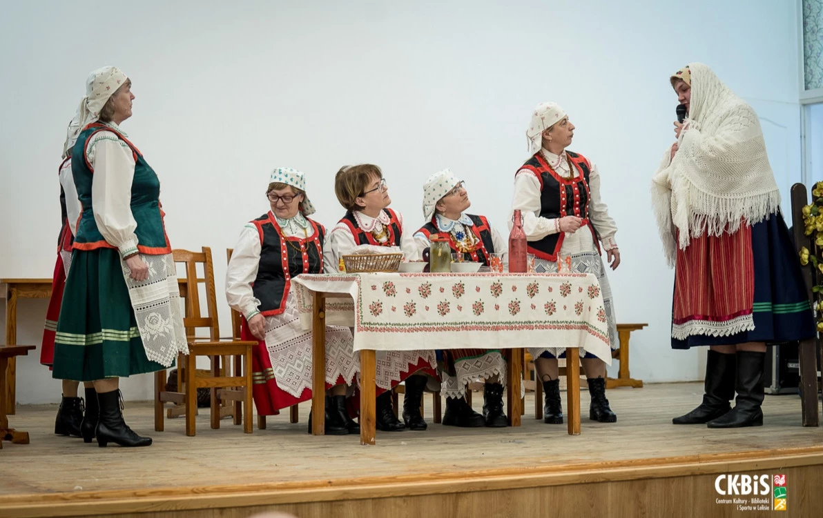Zdjęcie do Wyniki XIX Regionalnego Przeglądu Widowisk Przedstawiających Fragmenty z Życia Dawnych Kurpi&oacute;w &ndash; Darcie Pierza