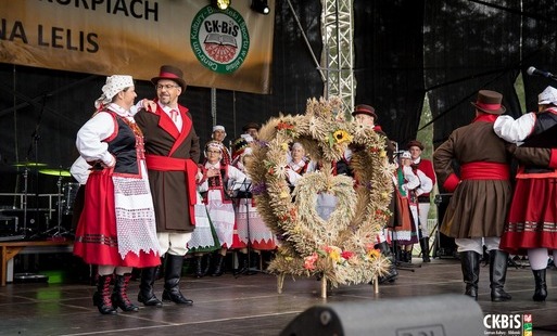 Dożynki - obtańcowywanie wieńca przez ZTL Lelisioki